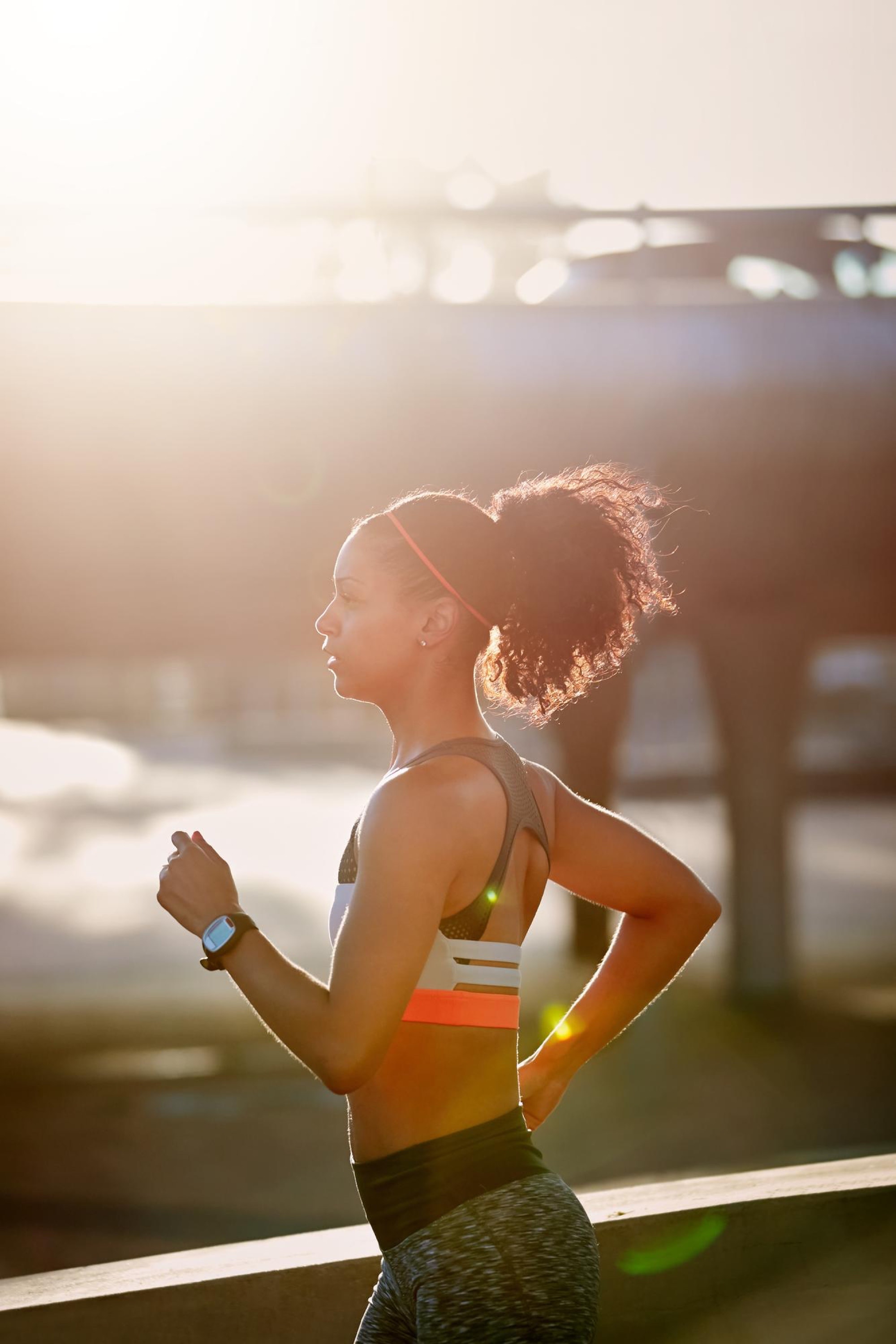 Una corredora con smartwatch concentrada en su entrenamiento
